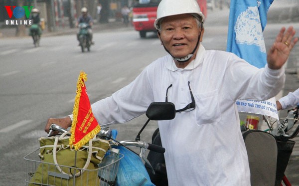Elderly bicyclists support Vote for Ha Long Bay Campaign - ảnh 5